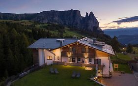 Hotel Chalet Dolomites  3*